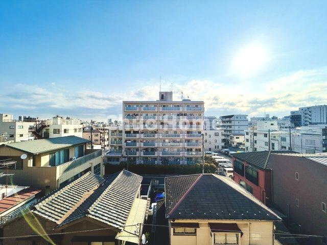 手を伸ばせば、ふれることが出来そうな環境が、そのままインテリアになったような印象です。その豊かな眺望にふさわしい空間には、通風・採光にも優れ、心地よい光と風があふれています