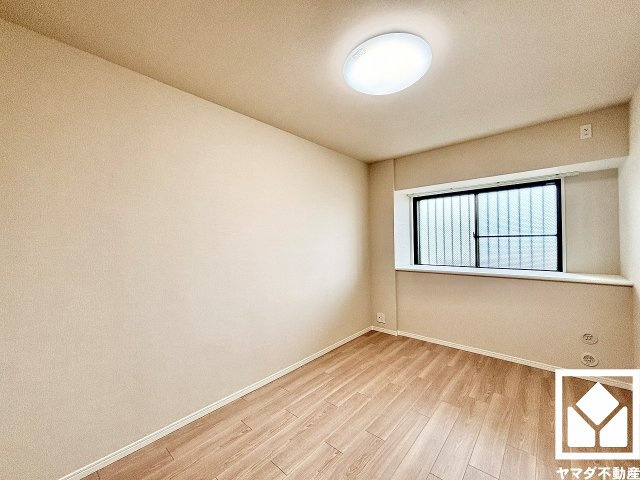 約6.3帖の洋室です。窓の手前に空間を圧迫しないスリムなマルチカウンターがございます。お気に入りの雑貨や観葉植物を飾るディスプレイコーナーやちょっとした小物の置き場所など、自由にご活用いただけます。