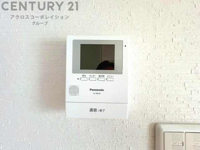 訪問者が来たときにテレビ画面で確認できるため、安心してドアを開けられます。録画機能があるものもあり、留守中に来訪者を記録しておくことができます。利便性が高く、セキュリティ面でも安心です。