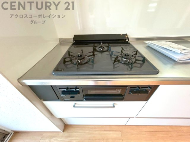 多数の調理器具を同時に使用でき、料理の効率化が可能。省エネで節約になり、様々な料理スタイルに適応できます。また、火力調整が独立しており、手入れや掃除もしやすく、今よりもっとお料理が楽しくなるかも。
