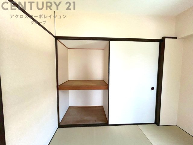 押入れは季節の衣類、寝具などを収納できます。伝統的な美しさと実用性が融合し、収納物を保護する調湿・換気効果があります。使い方によっては書類や小物なども効果的に整理でき空間を有効活用できます。