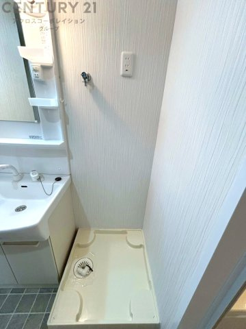 洗濯物の仕分け作業がしやすく、整理整頓が容易になります。洗濯音や湿気を他の部屋に持ち込まず、生活環境を快適に保ちます。上部を活用すれば収納スペースを確保でき洗剤や洗濯用品の整理もしやすくなります。