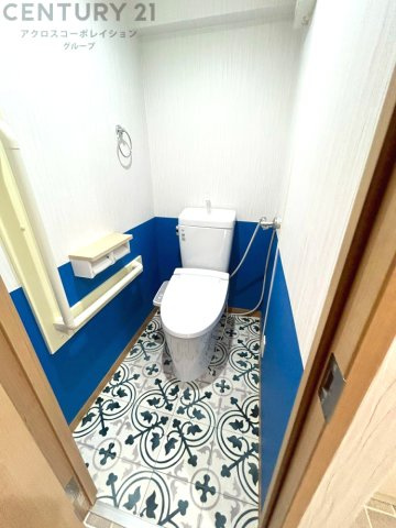 温水洗浄便座付トイレは温水洗浄機能により、暖かい水でおしりを洗浄することができ、冷たい水を使う従来の便座に比べ、温水洗浄機能で暖かいトイレを提供し、快適な使用を可能にします。