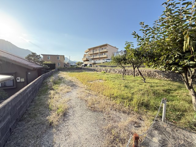 建物解体後は更地となり、自由度の高い住宅プランをご検討いただけます。広い敷地を活かして駐車スペースをゆったり確保したり、平屋住宅を建てたりと、ゆとりある住まいづくりが可能。暮らしの楽しみも広がります。