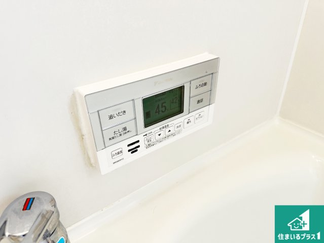 給湯器リモコン（浴室側）省エネタイプの給湯器でお湯はり・追い炊き自由自在！お子様から高齢者の方まで、みんなが操作しやすいボタン配置です。
