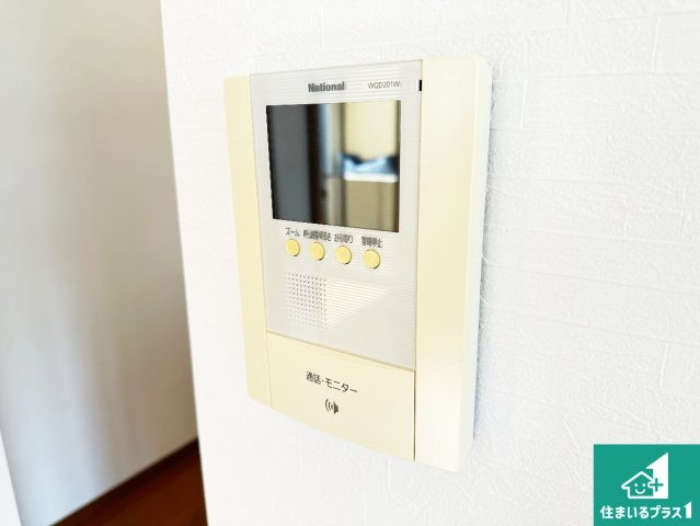 カラーモニターインターホン！声だけでなく来訪者の姿や顔がモニターで確認できるので、小さなお子様がいらっしゃるご家庭でも安心できます！