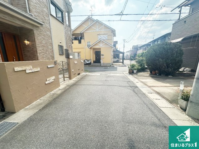 周辺は閑静な住宅街！前面道路広々で車の出し入れも便利です。駐車が苦手な方でも安心して車庫入れできます！