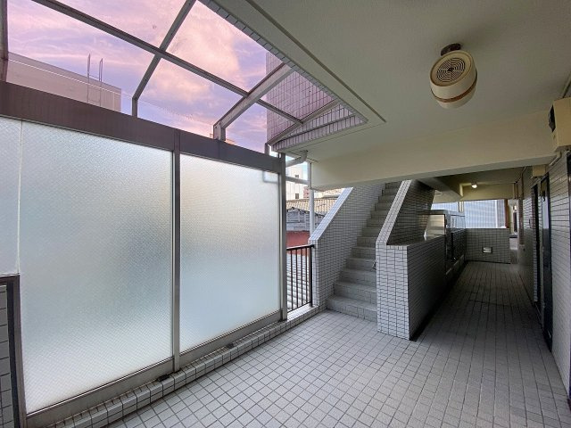 高級感と清潔感に満ちあふれたスタイリッシュなエントランスの内部空間です。外からの視線が気にならないプライバシーに配慮された設計となっており、安心感に包まれた毎日を支えます。