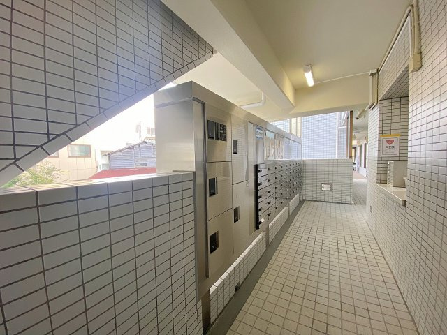 ご不在時でも安心してお荷物を受け取ることができる便利な宅配ボックスを完備しております。時間を気にせずお出かけできるため、日中お忙しい方や共働きのご家族にとっても大変重宝する設備です。