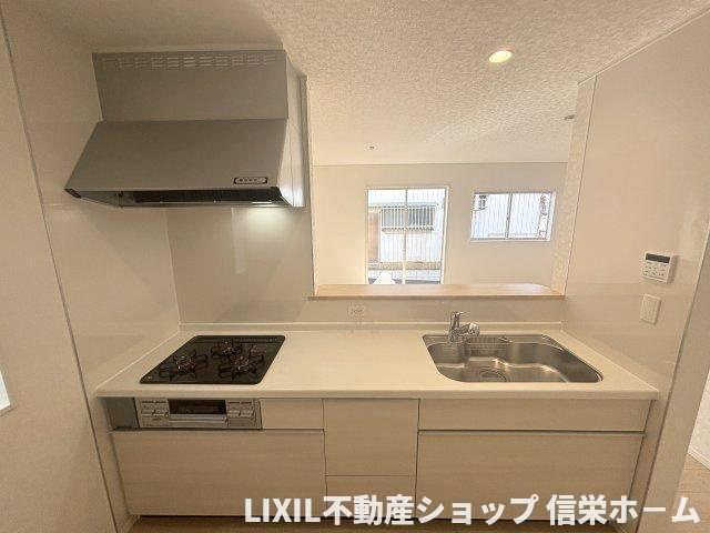 システムキッチン。浄水器付き水栓、三口コンロ