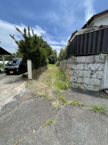 敷地進入路は2項道路の為、建物建築の際にはセットバックが必要です。