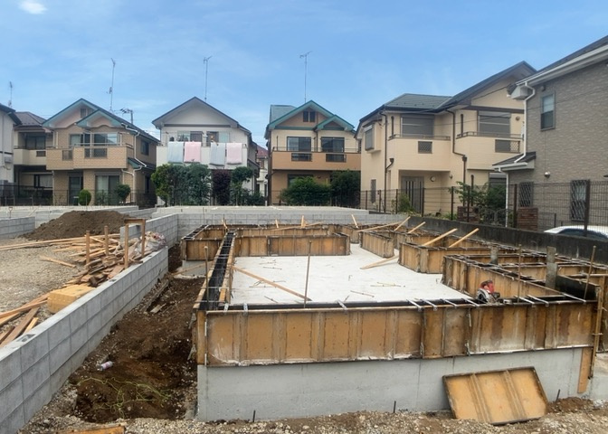 バルコニーは、室外の専用スペースのうち、「屋根がなく開放された空間」であるものを指します。ベランダより広いタイプのものが多く、日当たりもよいため家庭菜園などを楽しみたい人にとって適した環境となります。