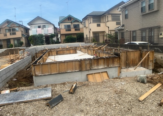 木造住宅とは土台、壁、柱など建築物の強度を支える構造体の材に木が使用されている構造を指します。構造体は建物の自重を支えるだけではなく風圧や水圧、積裁荷重などあらゆる衝撃に耐えるための基礎です。