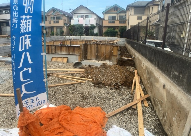道幅が広い場所は日当たりや風通が良好です。幅が広いのですれ違いも可能ですし大きな車でも駐車可能！一方で、大型車が通ることも多くなるため交通量の増加により騒音に繋がります。また土地の値段が高くなります。