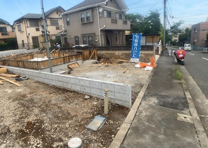 住宅用の土地では前面道路に2m以上接していなければならないと法律で定められています。しかし、お持ちの車のサイズやライフスタイルなどにより、2mでは利便が悪い場合もございますので、事前に確認しましょう。