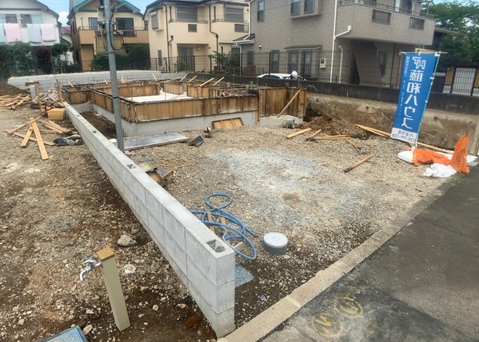 お持ちの車種によっては前面道路が広い方が便利でしょう。しかし、前面道路が広ければその分交通量が多くなるため、騒音などが気になる場合があります。実際に現地を見学し、周辺交通量や騒音などを確認しましょう！