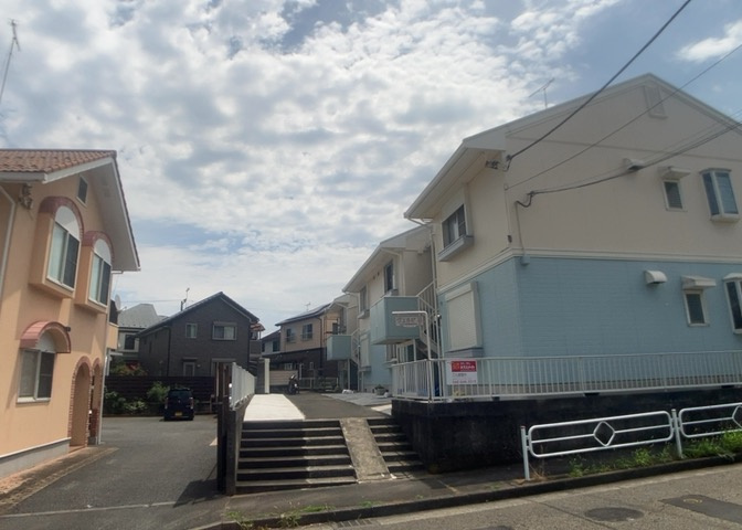 眺望を気にして物件を探す場合、前面に建物が建っていないか現地で確認しましょう！前面に建物があると景色はもちろん、日当たりや風通しにも影響が出てきます。住んだ時のことを想像しながら現地見学をしましょう。