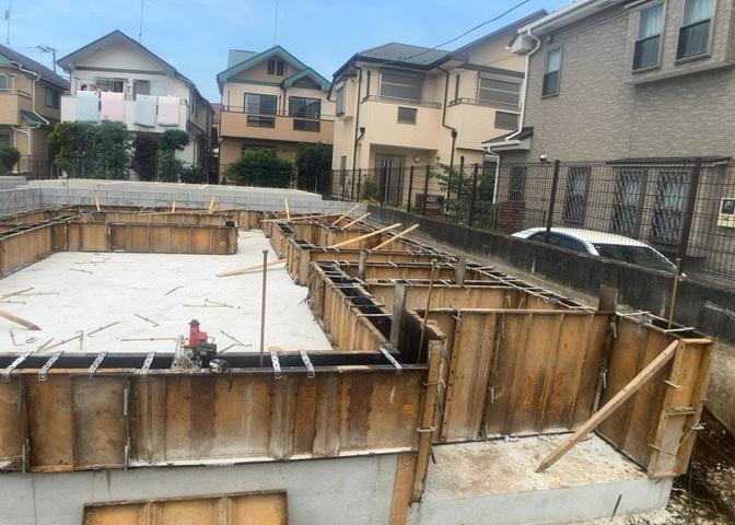庭があることでガーデニングや家庭菜園はもちろん、こどもの遊び場やペットを放して遊ぶことができます。また、家の周囲に余裕があるということです。隣地との間があれば、十分な日当たりと、風通しが確保できます。