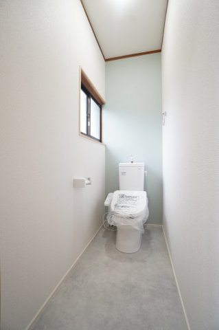 トイレも新品に交換！クロス・床の張替えも行い、清潔感のあるスッキリとした空間に♪