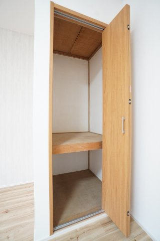 1階9.5帖洋室収納。建具を新品に交換しているので開け閉めがしやすくなりました♪