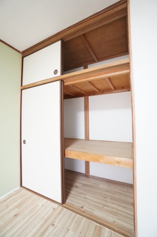 2階6帖洋室収納。押し入れタイプは大きなものもたっぷり収納できます。