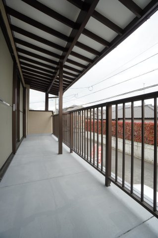 横幅があるので洗濯物に加え布団などの大きなものも干しやすい！屋根があるので多少の雨も安心です。