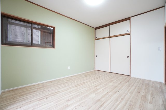 2階6帖洋室。バルコニーへ出入りできます。アクセントクロスでお部屋の雰囲気を変えています。