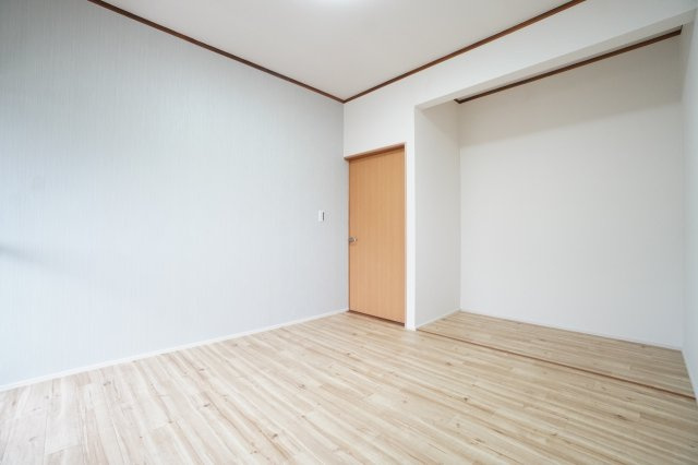 2階4.5帖洋室。クロス・床張替済み。オープンクローゼットはお部屋の広さを最大限に使用できます。