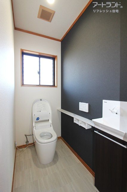 【トイレ】お手入れしやすいタンクレストイレ、新設の手洗い器付き