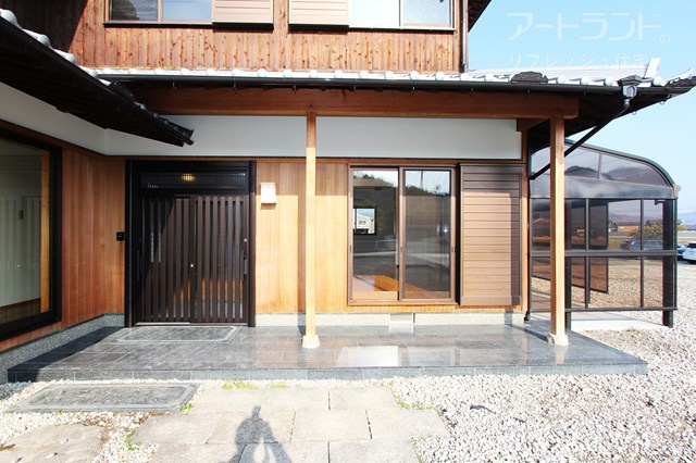 【玄関ポーチ】玄関ドアは開閉が楽なスライドドア