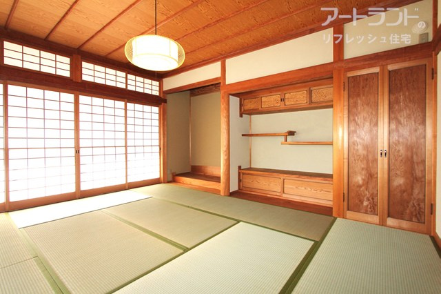 【1階和室10帖】陽当たりの良い縁側付き、畳新調、壁塗装、障子貼り替え済