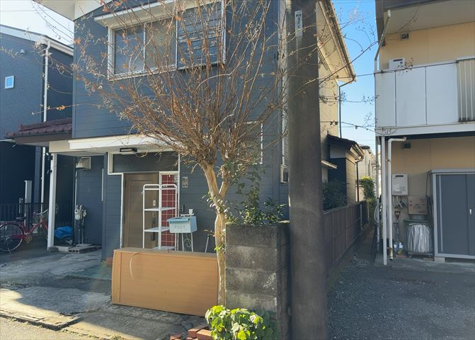 土地の面積＝住宅面積ではありません。建ぺい率の問題などで、土地のある場所によって住宅を建てられる面積は限られています。高さもしかり、「土地」という言葉の中には、建築条件も含まれると考えておきましょう。