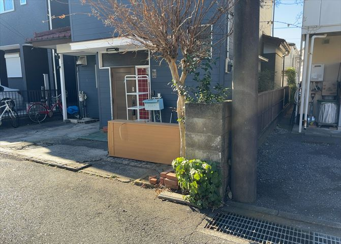 家を建てる場合、方位は要チェックです。現実的に日当たりのよい家ならばリビングは南側、建築基準法でも北側に当たる家への配慮は求められています。土地を見学に行く際は、方位磁針を持って行くようにしましょう。