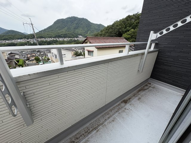 2階に設けられたバルコニーです。開放感のある眺望が広がり、山並みや街並みを望むことができます。洗濯物や布団も干しやすい広さがあり、日当たりや風通しも良好。毎日の家事を快適にサポートします。　