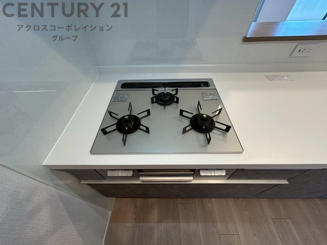 多数の調理器具を同時に使用でき、料理の効率化が可能。省エネで節約になり、様々な料理スタイルに適応できます。また、火力調整が独立しており、手入れや掃除もしやすく、今よりもっとお料理が楽しくなるかも。