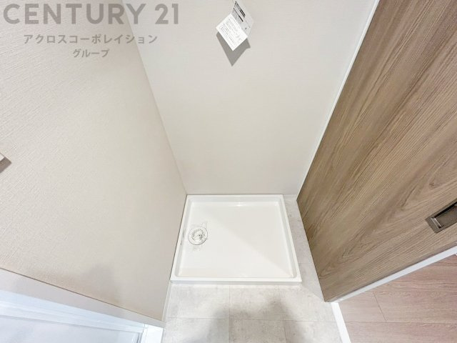 洗濯物の仕分け作業がしやすく、整理整頓が容易になります。洗濯音や湿気を他の部屋に持ち込まず、生活環境を快適に保ちます。上部を活用すれば収納スペースを確保でき洗剤や洗濯用品の整理もしやすくなります。