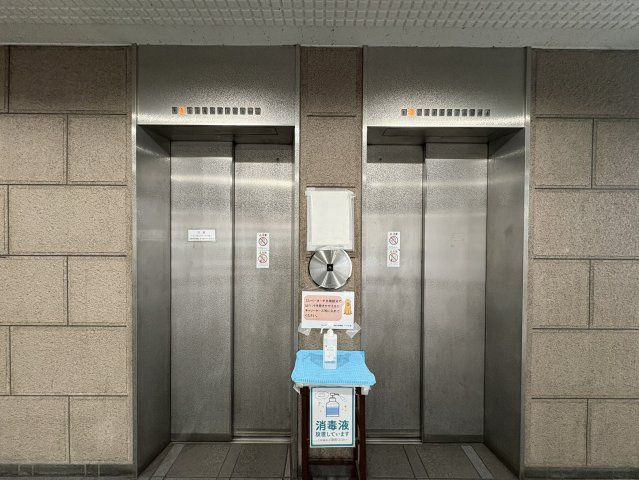 2基のエレベーターを完備し、朝の忙しい時間帯もスムーズな移動が可能です。手指消毒用の設備も設置され、衛生管理への配慮がなされています。毎日の暮らしに安心感をプラスしてくれます。　　
