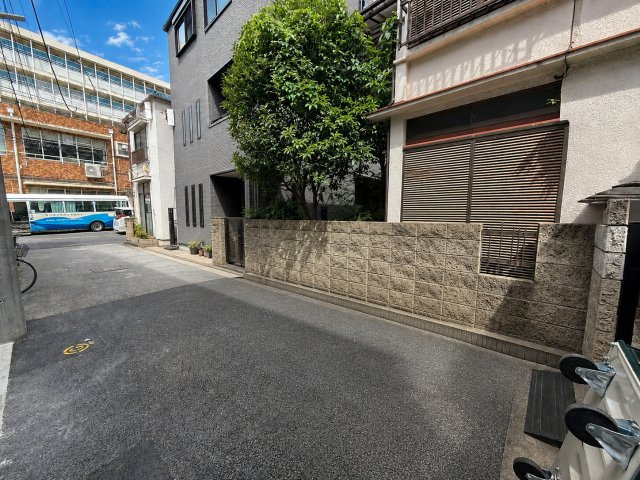 前面道路含む現地写真です