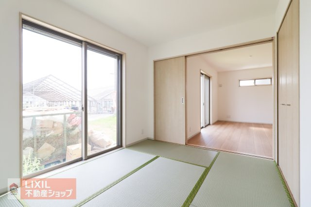 【和室】現地完成写真。ゆったりくつろぎスペース。お子様の遊び場としても重宝しますね♪
