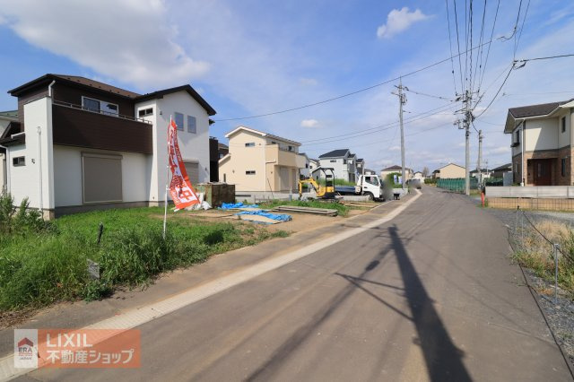 【前面道路】現地完成写真。道幅や駐車など、ご確認ください。