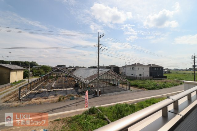 【建物からの眺望】現地完成写真。バルコニーからの景色。十分な間隔が確保されております。