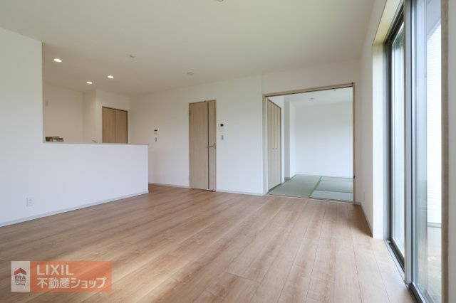 【リビングダイニング】現地完成写真。家族で過ごせるくつろぎの空間