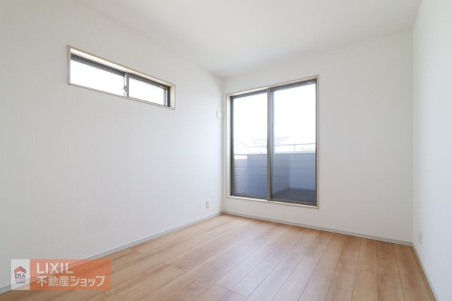 【寝室】現地完成写真。明るい採光の入る主寝室です。