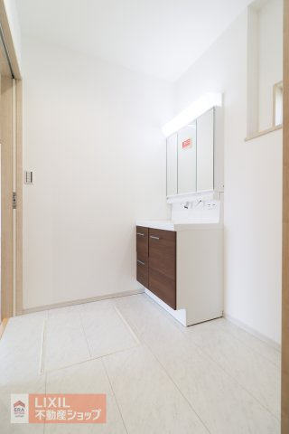 【脱衣所】現地完成写真。洗面脱衣所はゆったりとしたスペースで使いやすいです。
