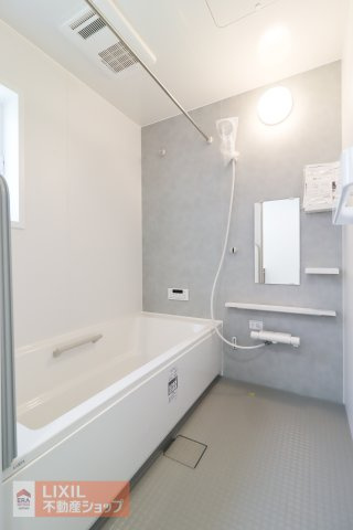 【浴室】現地完成写真。一坪風呂でお子様と一緒でもゆったりと寛げます。