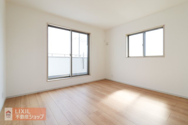 【洋室】現地完成写真。陽当たりや通風が心地よい洋室♪