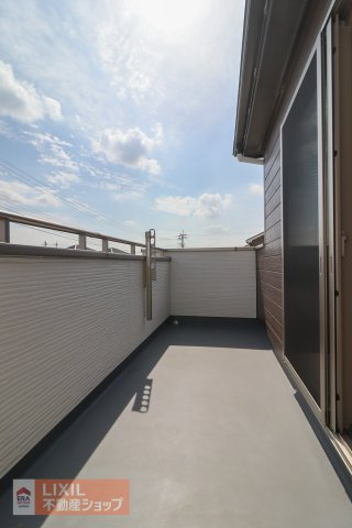 【バルコニー】現地完成写真。広々バルコニーでお布団や洗濯物がたくさん干せます♪
