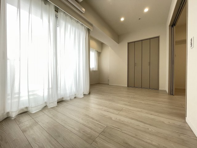 大きな窓がついており、明るい寝室。爽やかな朝を迎えられそう。　
