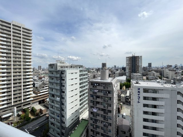 前面棟無しで南東向きのバルコニーは、陽当たり・通風・眺望良好です。　