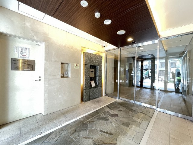 マンションの顔でもある、高級感漂うエントランス。　